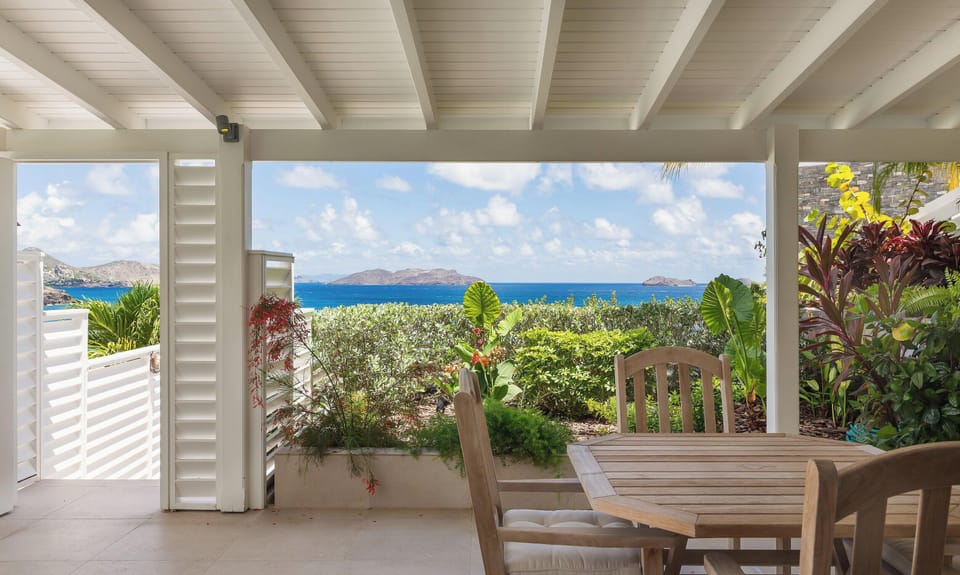 Located on the pool level. Air conditioning, queen size bed, dressing, safe. Bathroom with double washbasin, shower.