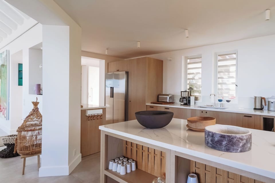 Fully equipped. Electric oven, gas stove, microwave, refrigerator, mixer, centrifuge, freezer, dishwasher, Nespresso machine, blender, kettle, toaster, breakfast bar. 