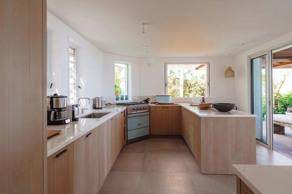 Fully equipped. Electric oven, gas stove, microwave, refrigerator, mixer, centrifuge, freezer, dishwasher, Nespresso machine, blender, kettle, toaster, breakfast bar. 