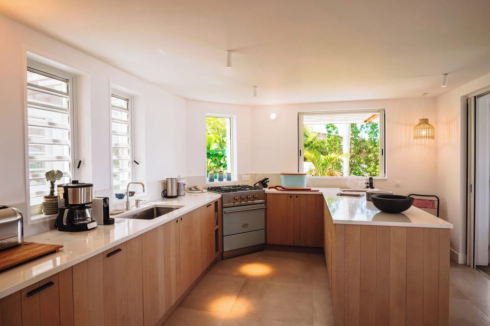 Fully equipped. Electric oven, gas stove, microwave, refrigerator, mixer, centrifuge, freezer, dishwasher, Nespresso machine, blender, kettle, toaster, breakfast bar. 