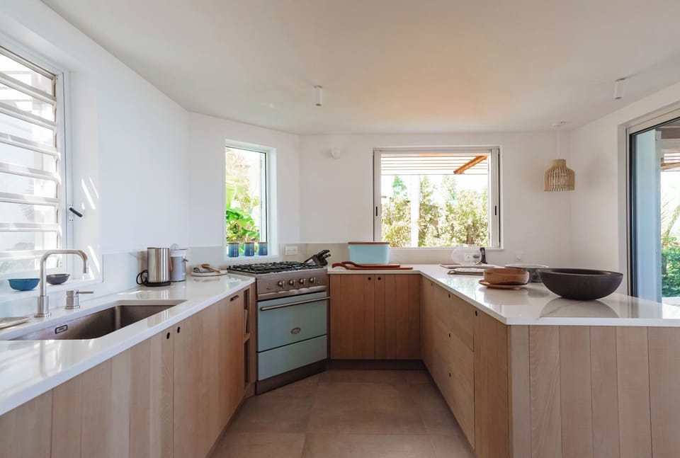 Fully equipped. Electric oven, gas stove, microwave, refrigerator, mixer, centrifuge, freezer, dishwasher, Nespresso machine, blender, kettle, toaster, breakfast bar. 