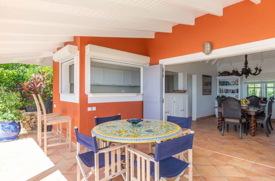 Fully equipped. Electric oven, gas stove, microwave, refrigerator, mixer, centrifuge, freezer, dishwasher, Nespresso machine, blender, kettle, toaster, breakfast bar. Large indoor dining table for 6 guests. Outdoor dining table on the covered terrace. 