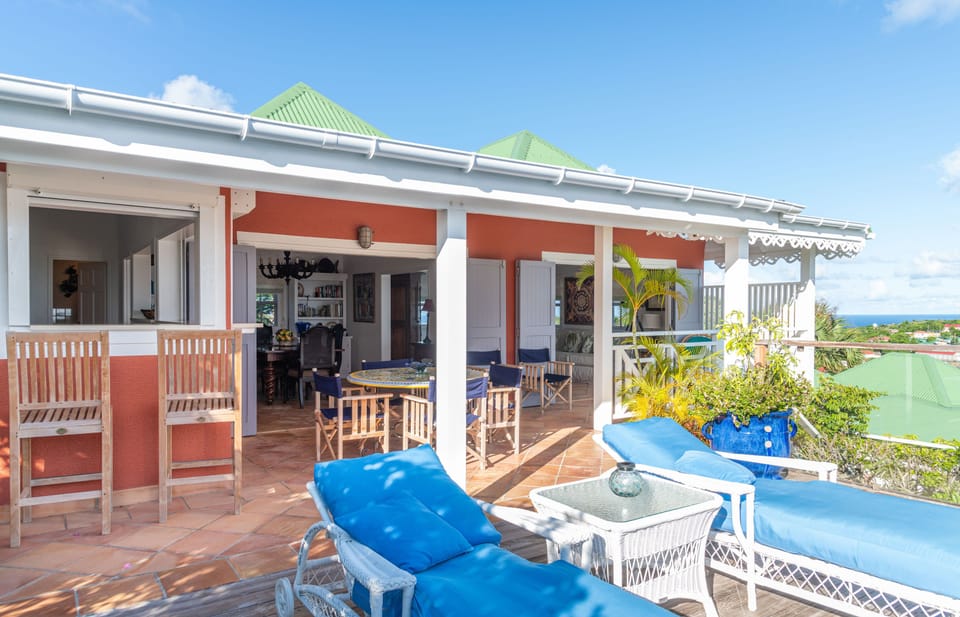 Fully equipped. Electric oven, gas stove, microwave, refrigerator, mixer, centrifuge, freezer, dishwasher, Nespresso machine, blender, kettle, toaster, breakfast bar. Large indoor dining table for 6 guests. Outdoor dining table on the covered terrace. 
