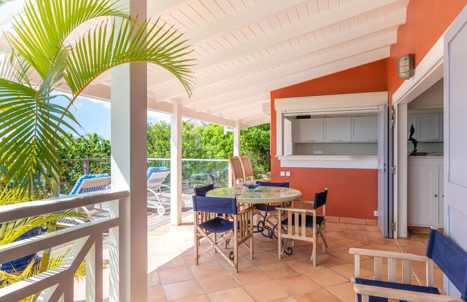 Fully equipped. Electric oven, gas stove, microwave, refrigerator, mixer, centrifuge, freezer, dishwasher, Nespresso machine, blender, kettle, toaster, breakfast bar. Large indoor dining table for 6 guests. Outdoor dining table on the covered terrace. 