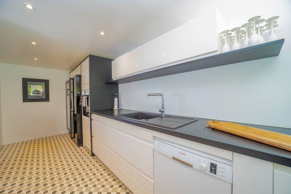 Modern and fully equipped. Electric oven, induction cooker, microwave, refrigerator and freezer, ice machine, dishwasher, filter coffee maker and coffee machine Nespresso, wine cellar, toaster, mixer, electric fruit press, extractor, electric kettle, food