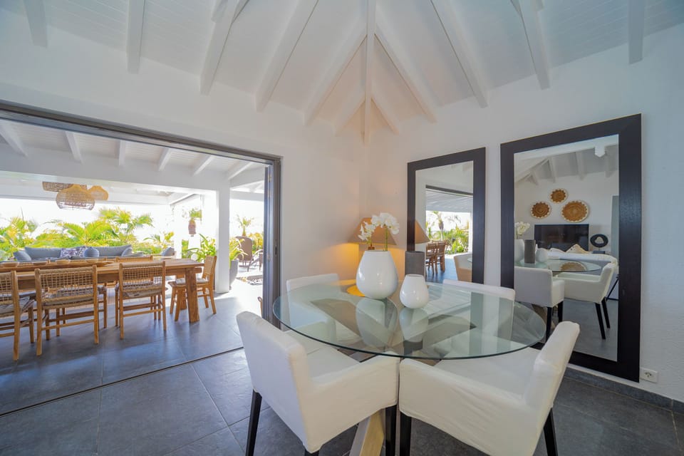 Modern and fully equipped. Electric oven, induction cooker, microwave, refrigerator and freezer, ice machine, dishwasher, filter coffee maker and coffee machine Nespresso, wine cellar, toaster, mixer, electric fruit press, extractor, electric kettle, food