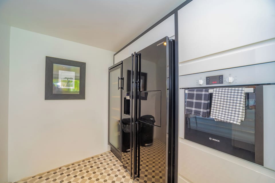 Modern and fully equipped. Electric oven, induction cooker, microwave, refrigerator and freezer, ice machine, dishwasher, filter coffee maker and coffee machine Nespresso, wine cellar, toaster, mixer, electric fruit press, extractor, electric kettle, food