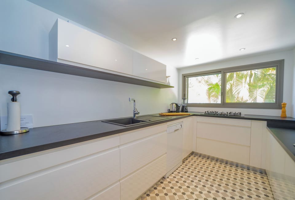 Modern and fully equipped. Electric oven, induction cooker, microwave, refrigerator and freezer, ice machine, dishwasher, filter coffee maker and coffee machine Nespresso, wine cellar, toaster, mixer, electric fruit press, extractor, electric kettle, food