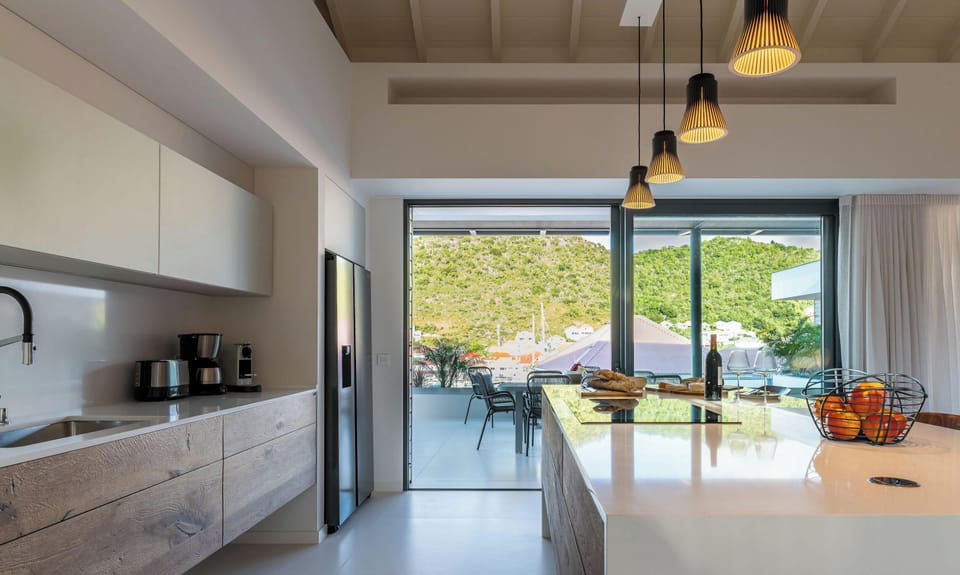 Fully equipped kitchen, oven, microwave, refrigerator with ice maker, dishwasher, blender, toaster, filter coffee maker and Nespresso machine, kettle, stove, bar with stools.