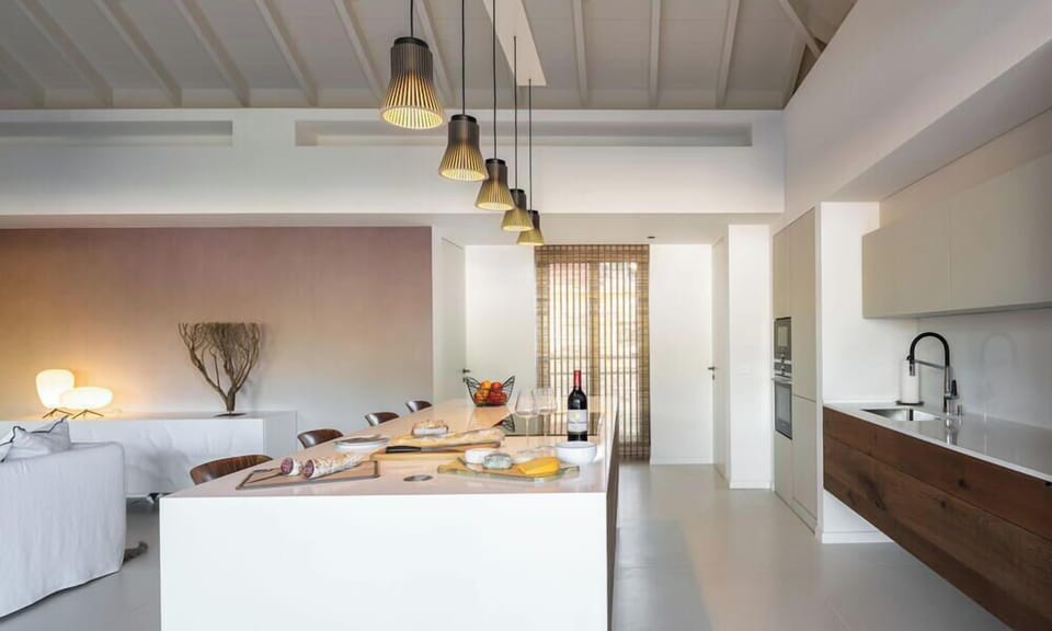 Fully equipped kitchen, oven, microwave, refrigerator with ice maker, dishwasher, blender, toaster, filter coffee maker and Nespresso machine, kettle, stove, bar with stools.