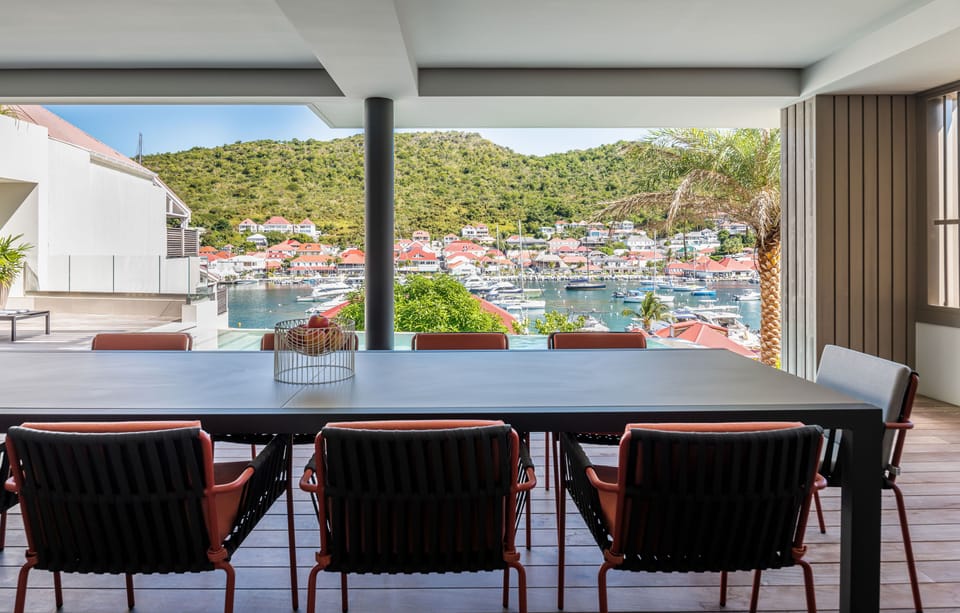 Beautiful dining table for 10 guests on the covered terrace. 