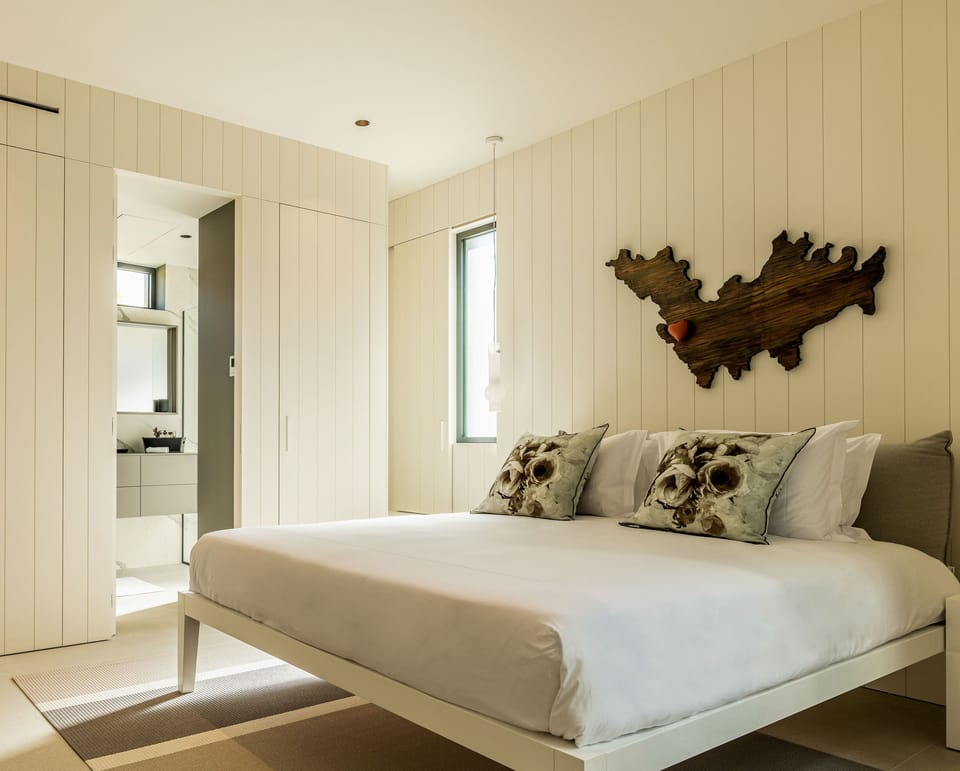 King size bed, air conditioning, HD-TV, Apple TV, safe, dressing room. En-suite bathroom, rain shower, sink. The bedroom opens onto the terrace. 