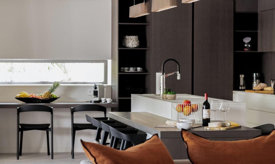 Fully equipped kitchen, oven, microwave, refrigerator with ice maker, dishwasher, blender, toaster, filter coffee maker and Nespresso machine, kettle, stove, bar with stools.