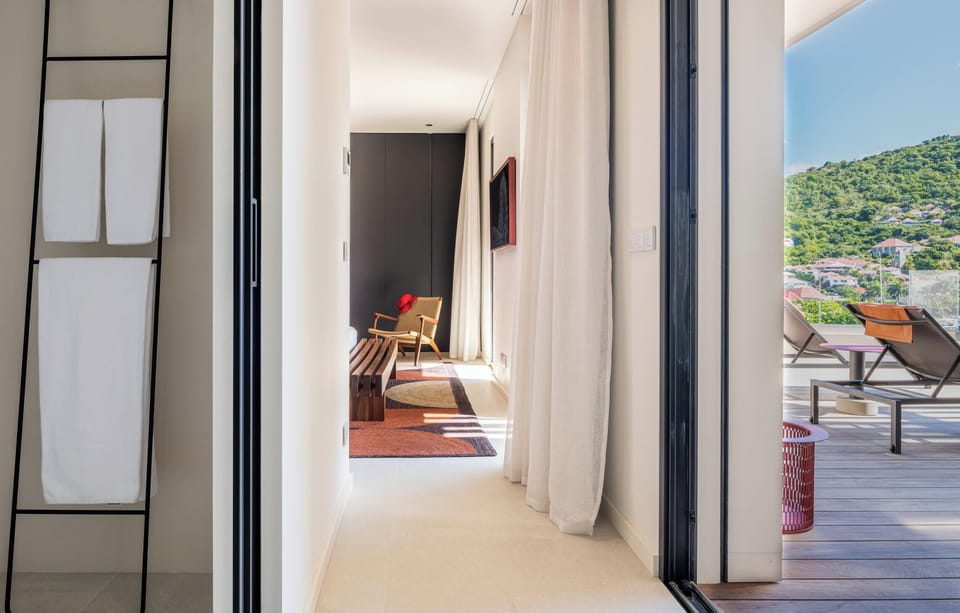 King size bed, air conditioning, HD-TV, Apple TV, safe, dressing room. En-suite bathroom, rain shower, sink. The bedroom opens onto the terrace. 