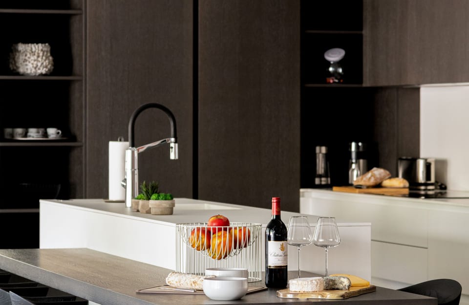 Fully equipped kitchen, oven, microwave, refrigerator with ice maker, dishwasher, blender, toaster, filter coffee maker and Nespresso machine, kettle, stove, bar with stools.