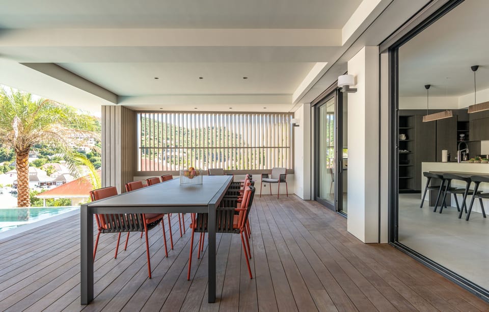 Beautiful dining table for 10 guests on the covered terrace. 