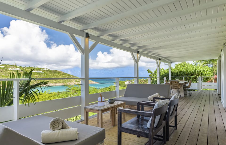 On the main level. King size bed, air conditioning, dressing, safe. Ensuite bathroom with italian shower, sink, hair dryer, towels and beach towels. The bedroom opense onto the terrace with the pool. Ocean view. 