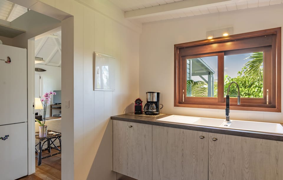Fully equipped, electric oven and gas stove, microwave, toaster, Nespresso coffee machine, dishwasher,  fridge and freezer, electric kettle, electric fruit squeezer, hood. The dining table is on the covered terrace. 