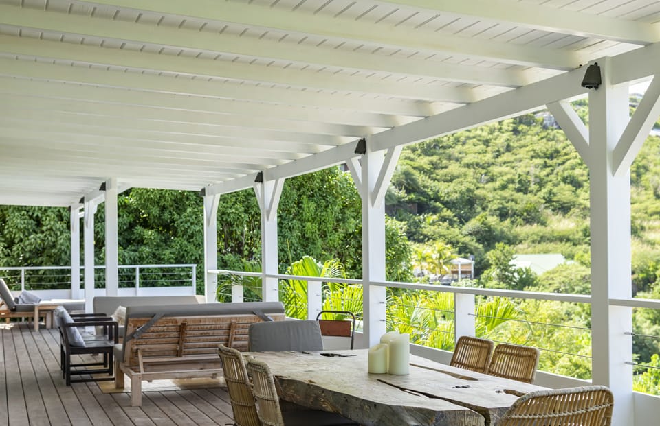 Fully equipped, electric oven and gas stove, microwave, toaster, Nespresso coffee machine, dishwasher,  fridge and freezer, electric kettle, electric fruit squeezer, hood. The dining table is on the covered terrace. 