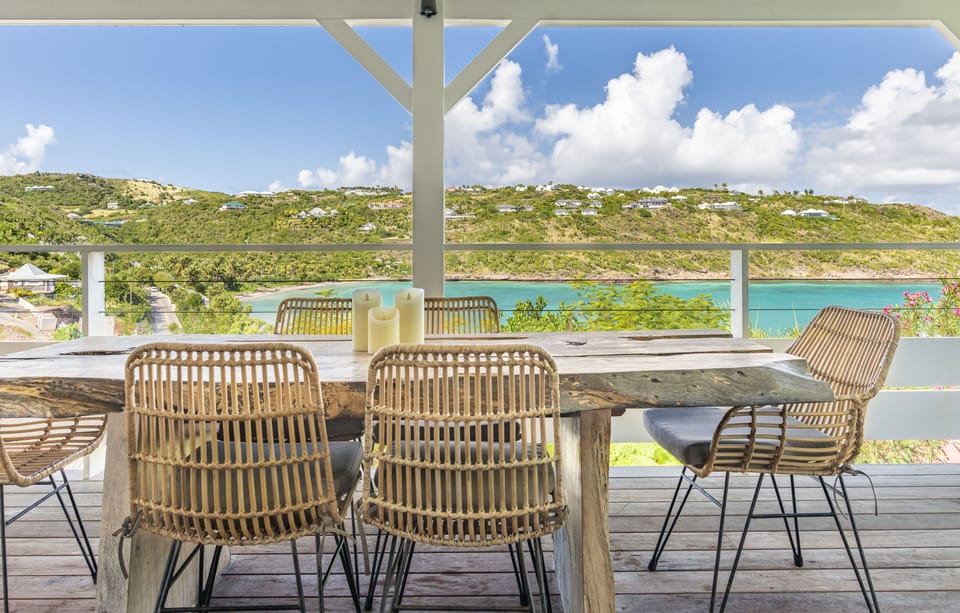 Fully equipped, electric oven and gas stove, microwave, toaster, Nespresso coffee machine, dishwasher,  fridge and freezer, electric kettle, electric fruit squeezer, hood. The dining table is on the covered terrace. 
