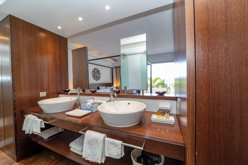King size bed, air conditioning, HD-TV, DVD player, safe. Ensuite bathroom with rain shower and regular shower, ocean view, double sink, hair dryer, towels and beach towels. 