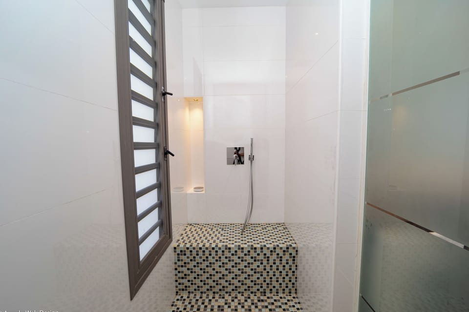 King size bed, air conditioning, HD-TV, DVD player, safe. Ensuite bathroom with rain shower and regular shower, ocean view, double sink, hair dryer, towels and beach towels. 