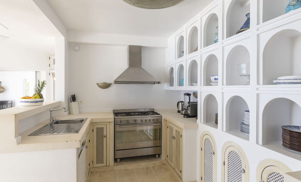 Fully equipped kitchen with electric oven, cooker with two gas and two glass-ceramics, microwave, fridge, freezer with ice maker, filter coffee maker and Nespresso coffee machine, dishwasher, blender, food processor, electric kettle, hood, toaster. Oudoor