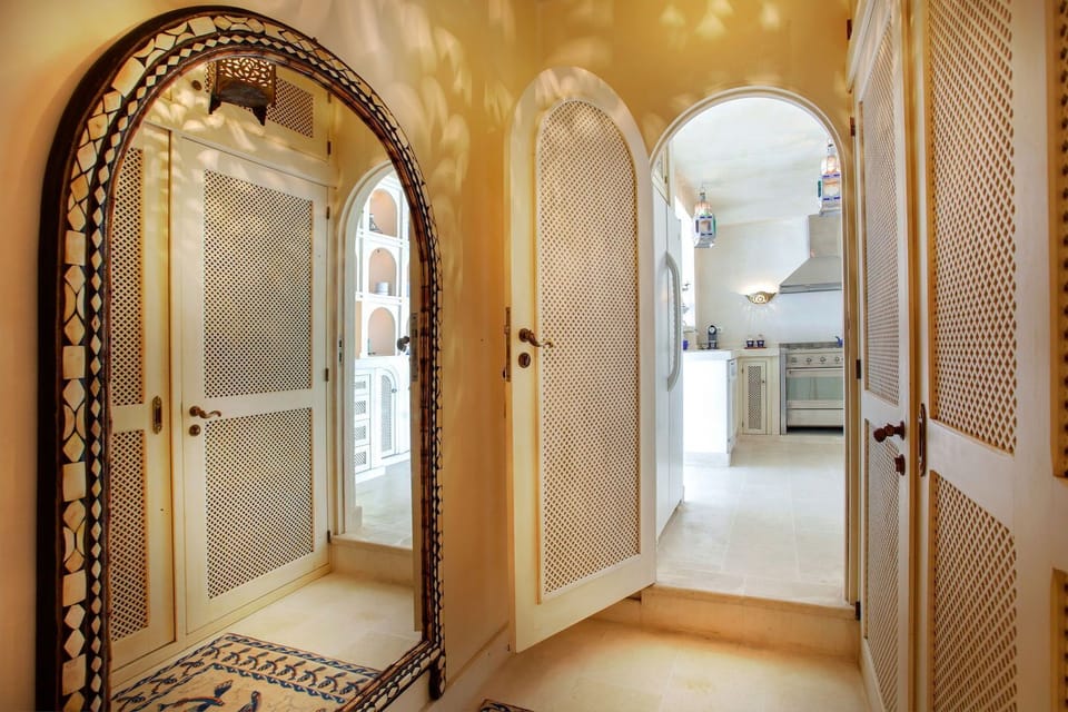 Fully equipped kitchen with electric oven, cooker with two gas and two glass-ceramics, microwave, fridge, freezer with ice maker, filter coffee maker and Nespresso coffee machine, dishwasher, blender, food processor, electric kettle, hood, toaster. Oudoor