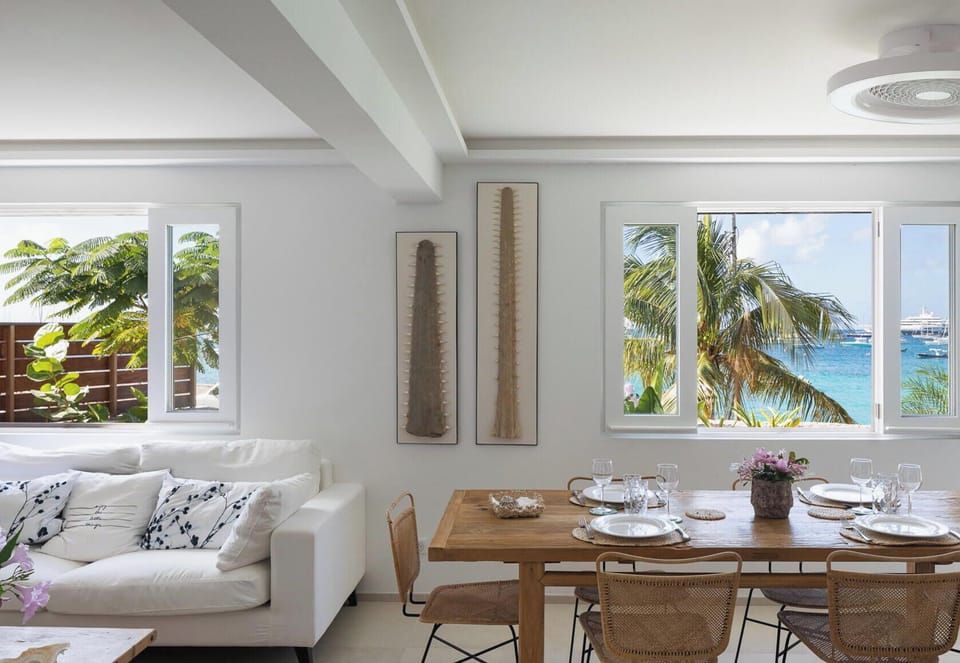 Fully equipped. Electric oven, gas stove, microwave, refrigerator, mixer, centrifuge, freezer, dishwasher, Nespresso machine, blender, kettle, toaster, breakfast bar. Large dining table for 6 people. 