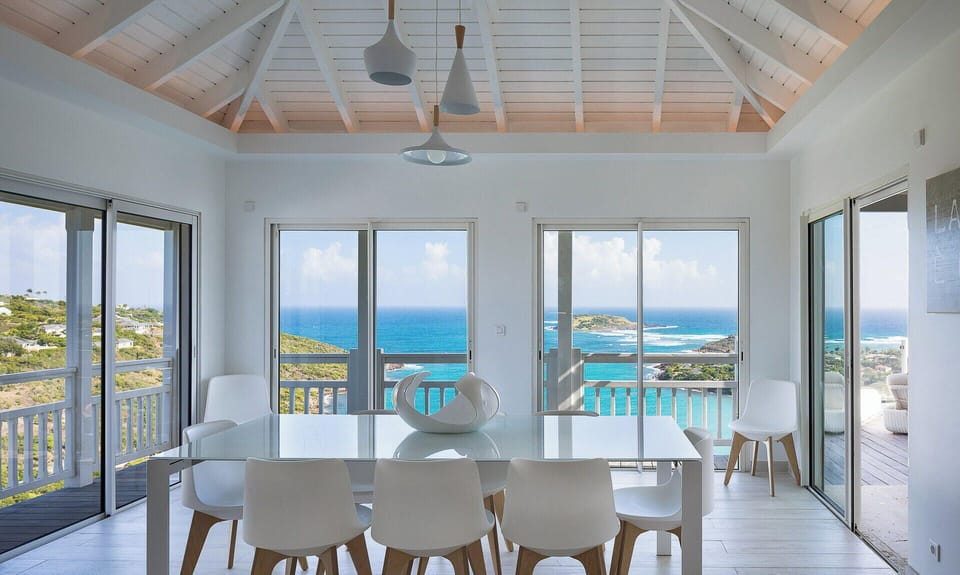 Modern and fully equipped. Air conditioning, electric oven, induction cooker, microwave, refrigerator and freezer, ice machine, dishwasher, filter coffee maker and coffee machine Nespresso, toaster, mixer, electric fruit press, electric kettle. Indoor din