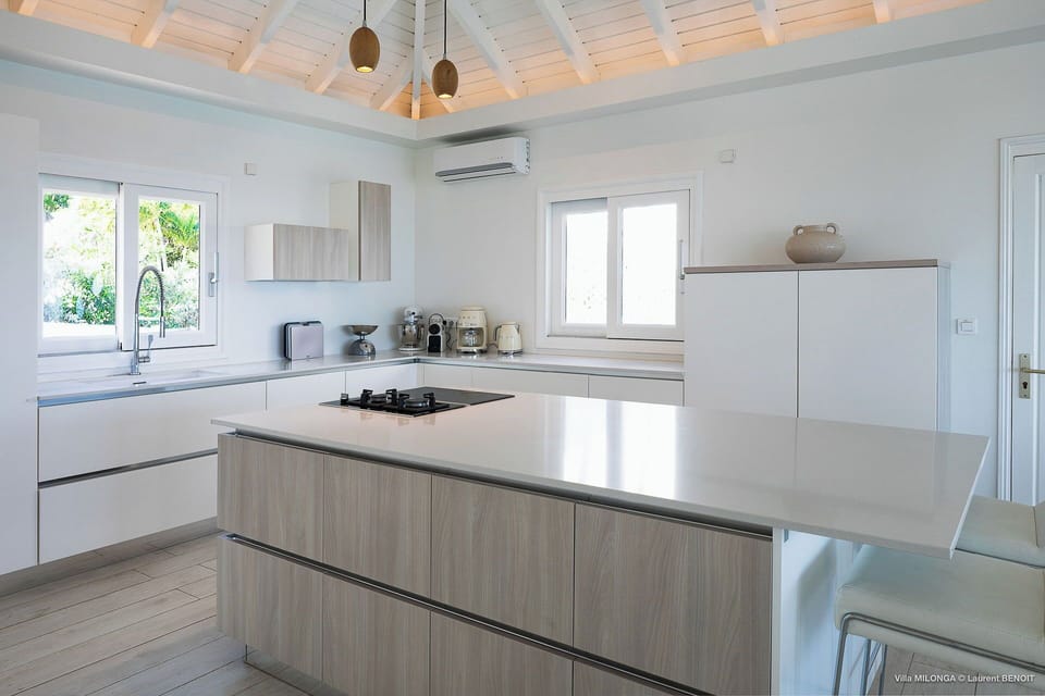 Modern and fully equipped. Air conditioning, electric oven, induction cooker, microwave, refrigerator and freezer, ice machine, dishwasher, filter coffee maker and coffee machine Nespresso, toaster, mixer, electric fruit press, electric kettle. Indoor din