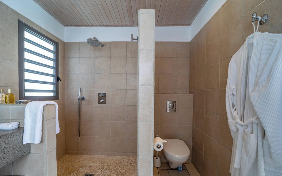 King size bed, air conditioning, dressing room, programmable safe. Adjoining bathroom with shower, double basin, hairdryer, towels and beach towels.