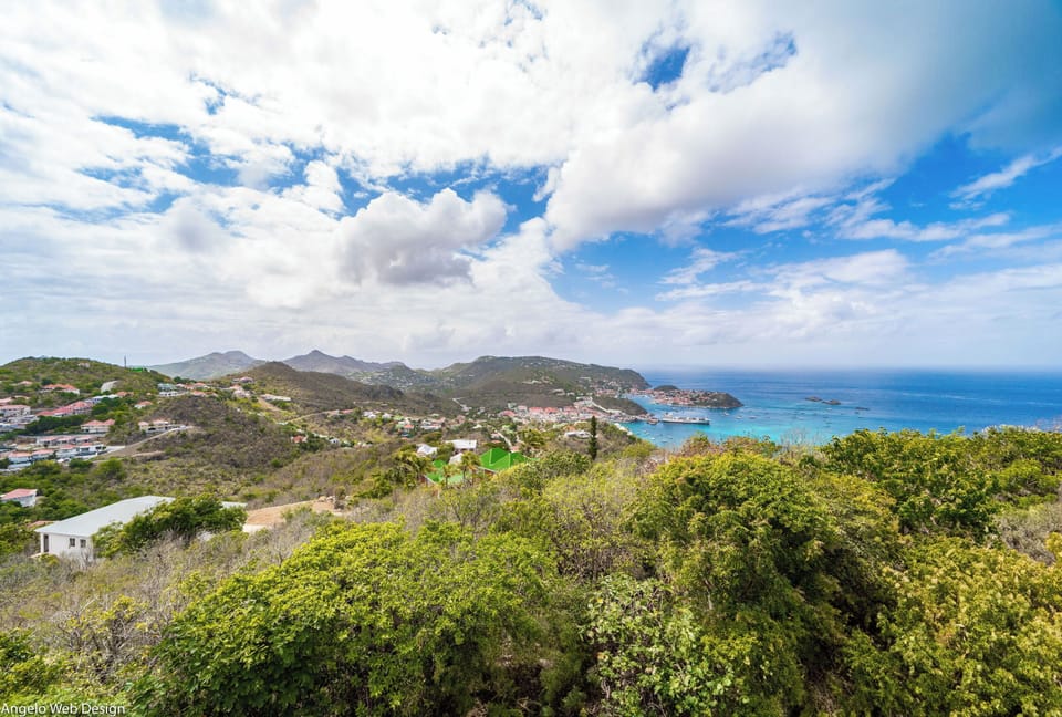 Private parking at the entrance, panoramic views. 