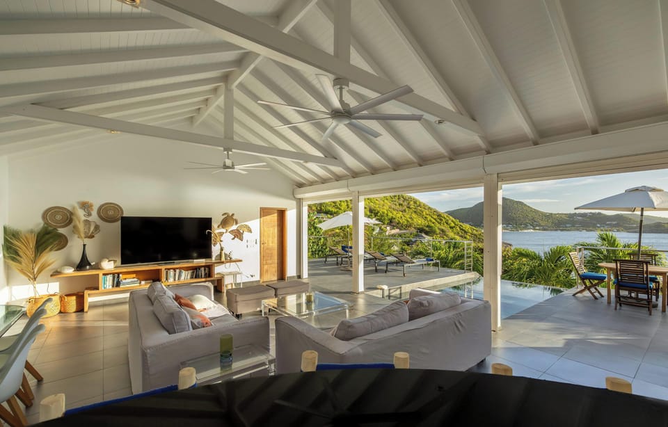 Expansive living area opening onto the terrace. Ceiling fans, HD-TV, Dish Network, Apple TV. 