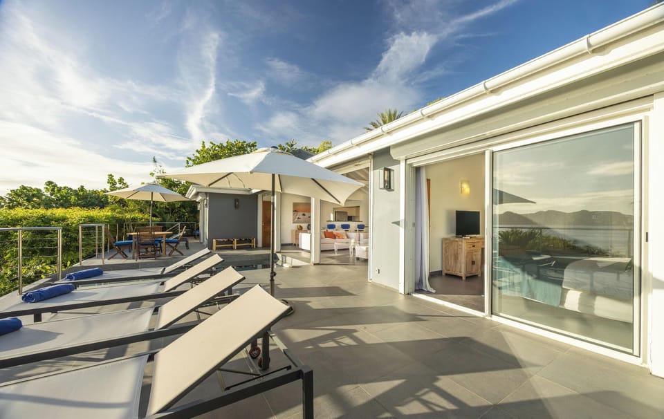 King size bed, air conditioning, HD-TV, Apple TV, dressing room, programmable safe. Adjoining bathroom with shower, hair dryer, towels and beach towels.