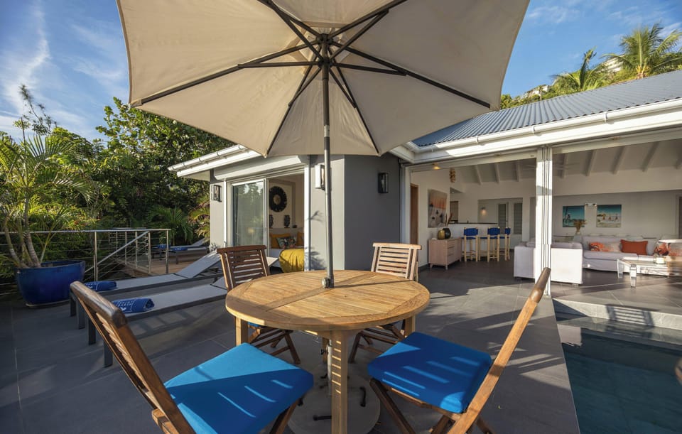 King size bed, air conditioning, HD-TV, Apple TV, dressing room, programmable safe. Adjoining bathroom with shower, hair dryer, towels and beach towels.
