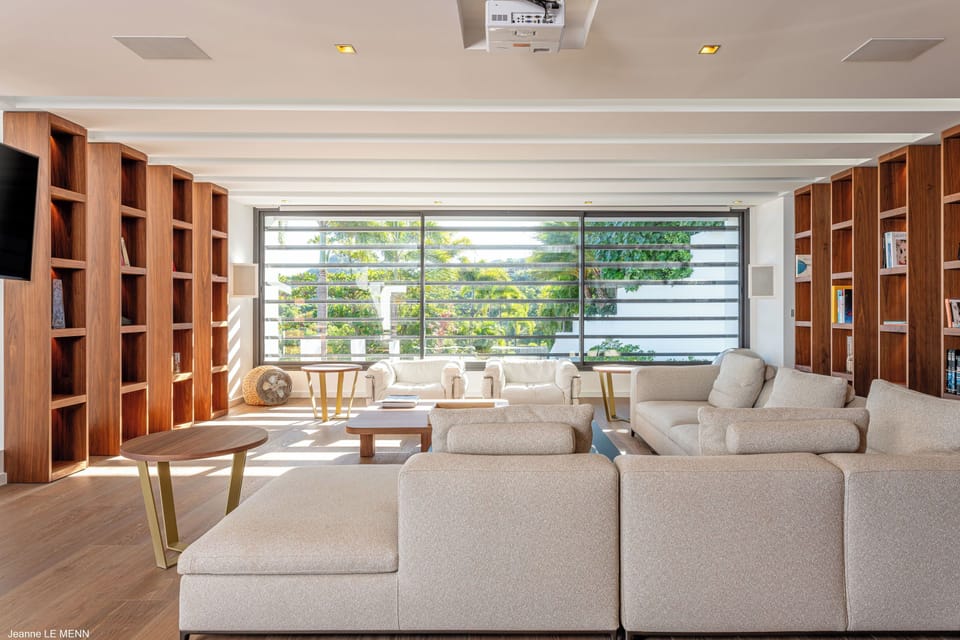 Air conditioning, ceiling fans, Widescreen with video projector, HD-TV, Dish Network, canal satellite, Apple TV,Sonos sound system, DVD player, grand piano.