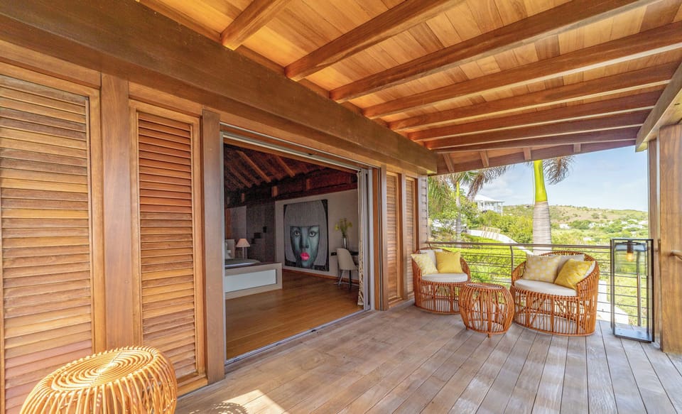 In a separate bungalow. King size bed, air conditioning, ceiling fan, HD-TV, Dish Network, safe, dressing room. Ensuite bathroom with indoor Italian shower, double sink, and WC. The bedroom opens onto the terrace and the view. 
