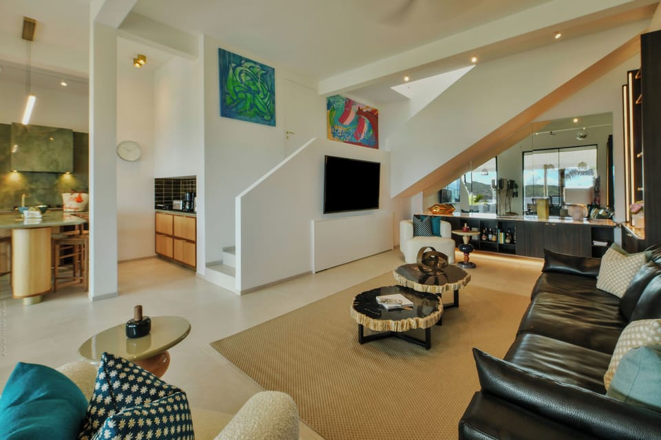 Air-conditioning, HD-TV, Dish Network, Apple TV, ceiling fans. 