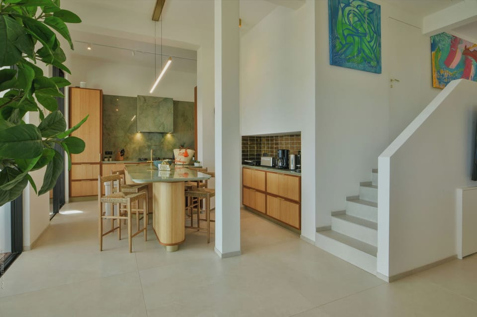Fully equipped. Electric oven, gas stove, microwave, refrigerator, mixer, centrifuge, freezer, dishwasher, Nespresso machine, blender, kettle, toaster, breakfast bar. Large dining table for 10 guests. 
