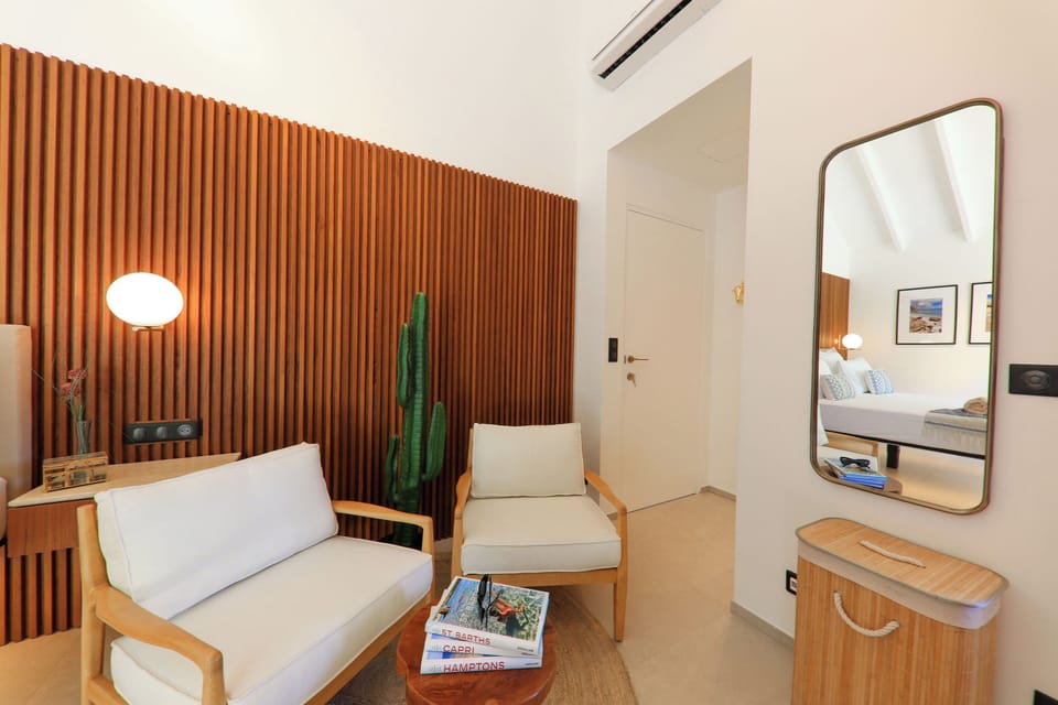 King size bed, air conditioning, HD-TV, Apple TV, dressing room, programmable safe. Adjoining bathroom with shower, double basin, hairdryer, towels and beach towels.