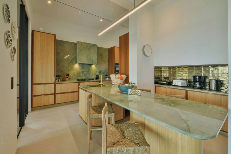 Fully equipped. Electric oven, gas stove, microwave, refrigerator, mixer, centrifuge, freezer, dishwasher, Nespresso machine, blender, kettle, toaster, breakfast bar. Large dining table for 10 guests. 