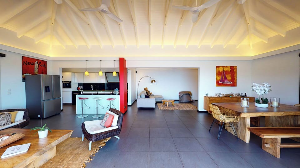 HD-TV, Dish Network, Apple TV, Bose surround system, ceiling fans. 
