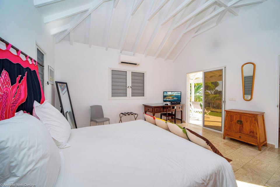 King size bed, air conditioning, HD-TV, Apple TV. Ensuite bathroom, sink. Private terrace. 