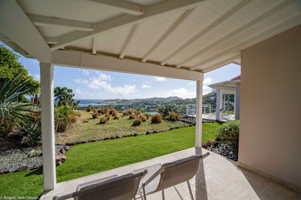 King size bed, air conditioning, HD-TV, Apple TV. Ensuite bathroom, sink. Private terrace. 