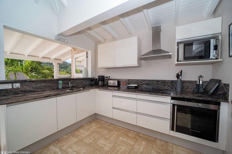 Fully equipped, electric oven, gas stove, dishwasher, fridge and freezer, ice machine, microwave, toaster, filter coffee maker, and espresso coffee machine, blender, wine cellar, modern hood, electric fruit press. Dining area in an independant bungalow, w