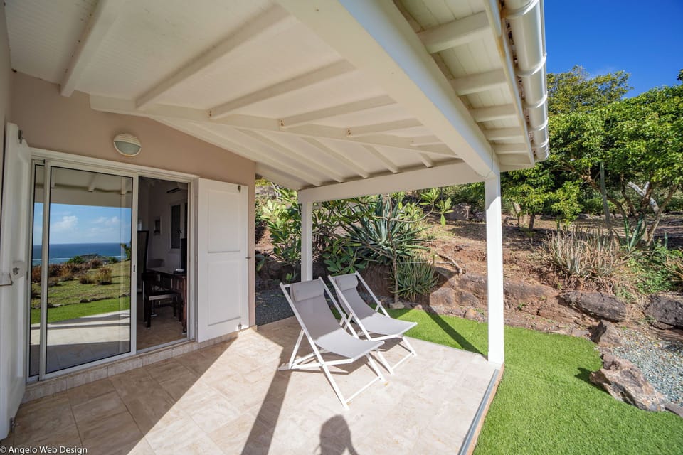 King size bed, air conditioning, HD-TV, Apple TV. Ensuite bathroom, sink. Private terrace. 
