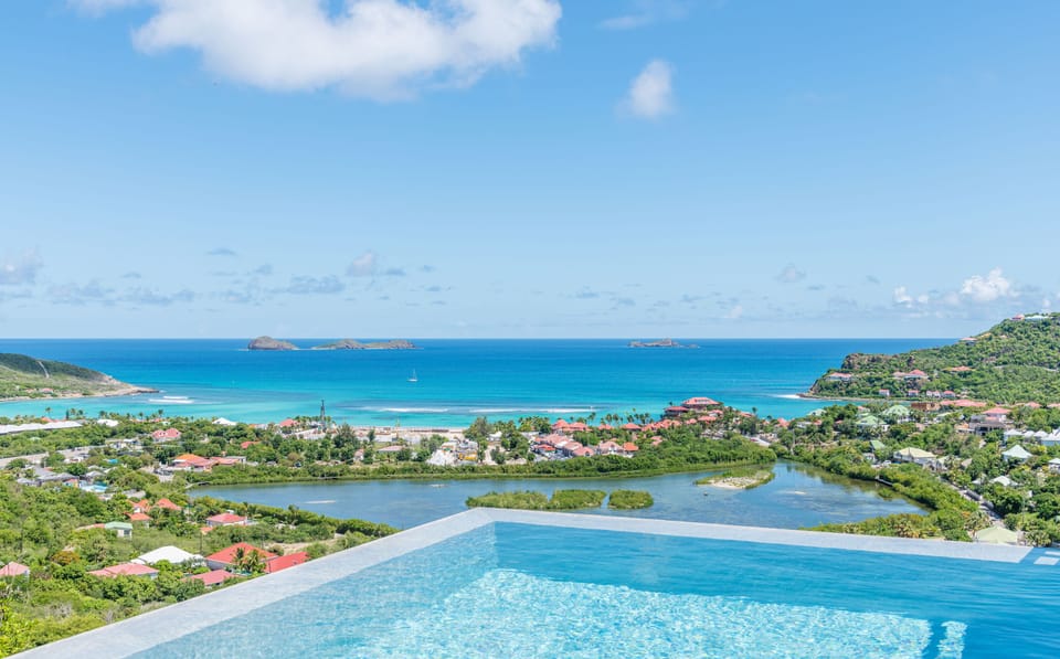 Expansive terrace, pool, sun loungers, hammock. Gas barbecue. 