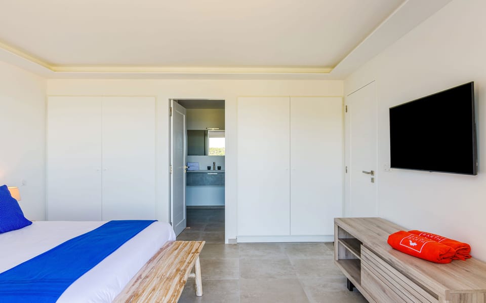 Located on the lower level. King size bed, air conditioning, HD-TV, Apple TV, iPod Dock, safe. Adjoining bathroom, rain shower, sink, hair dryer, bathrobes, towels and beach towels. Private terrace. 