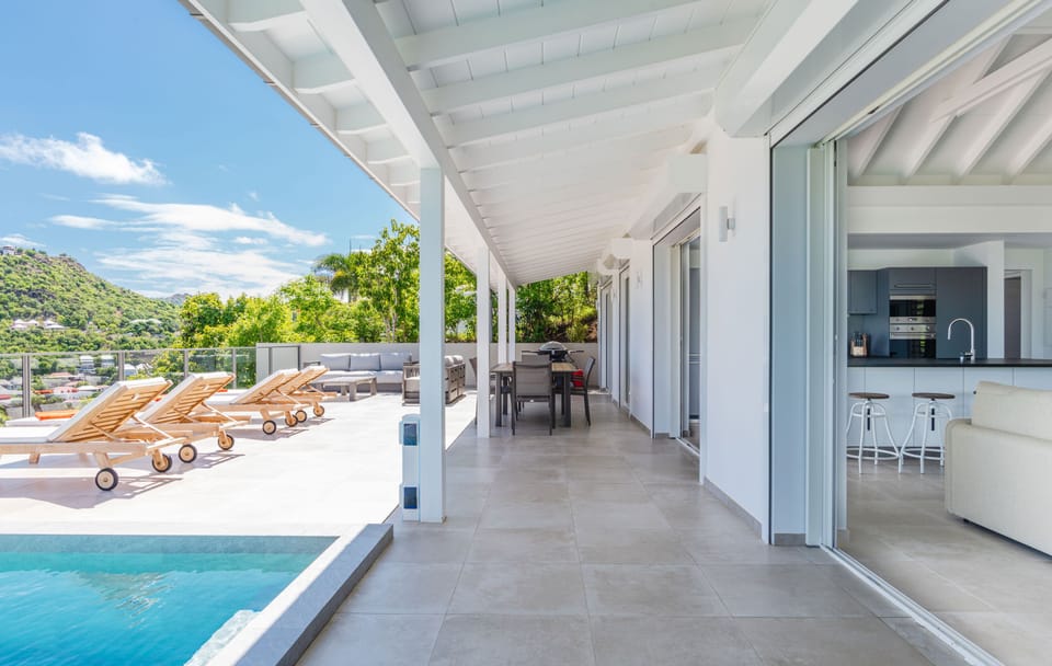 Fully equipped kitchen, electric oven and stove, refrigerator and freezer, microwave, dishwasher, coffee maker, Nespresso machine, mixer, toaster. Breakfast bar with stools. Outdoor dining table for 6 guests on the covered terrace. 